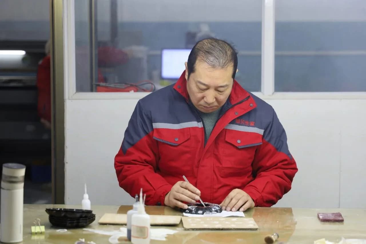 纪正强在工坊中制作螺钿作品
